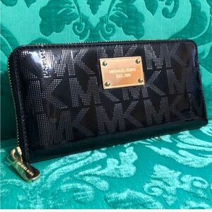 MICHAEL KORS LARGE JET SET PATENT BLACK LEATHER LOGO WALLET